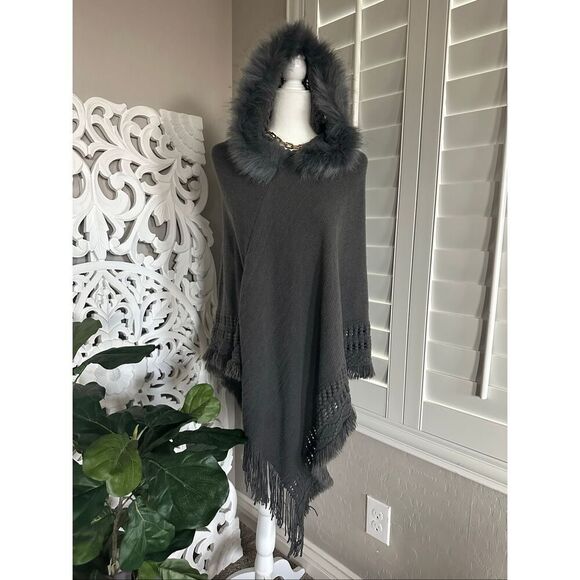 🆕 Faux Fur Trimmed Knit Poncho - Picture 2 of 7